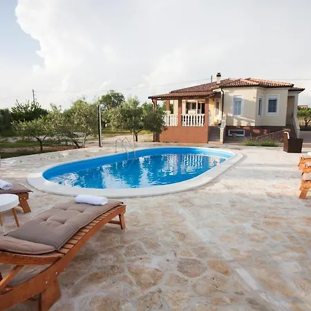 Olive Zadarvillas *